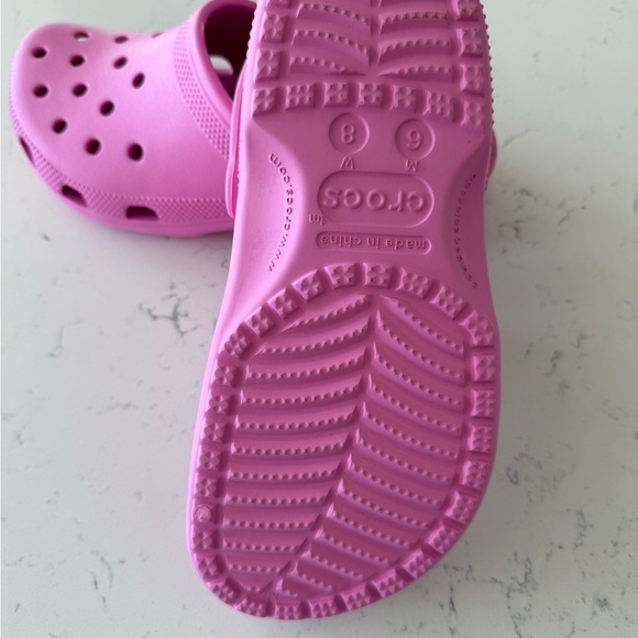 CROCS - New, Women’s size 8, Taffy Pink - Picture 3 of 4
